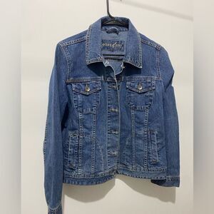 Classic Blue Jean Jacket with Fitted Silhouette